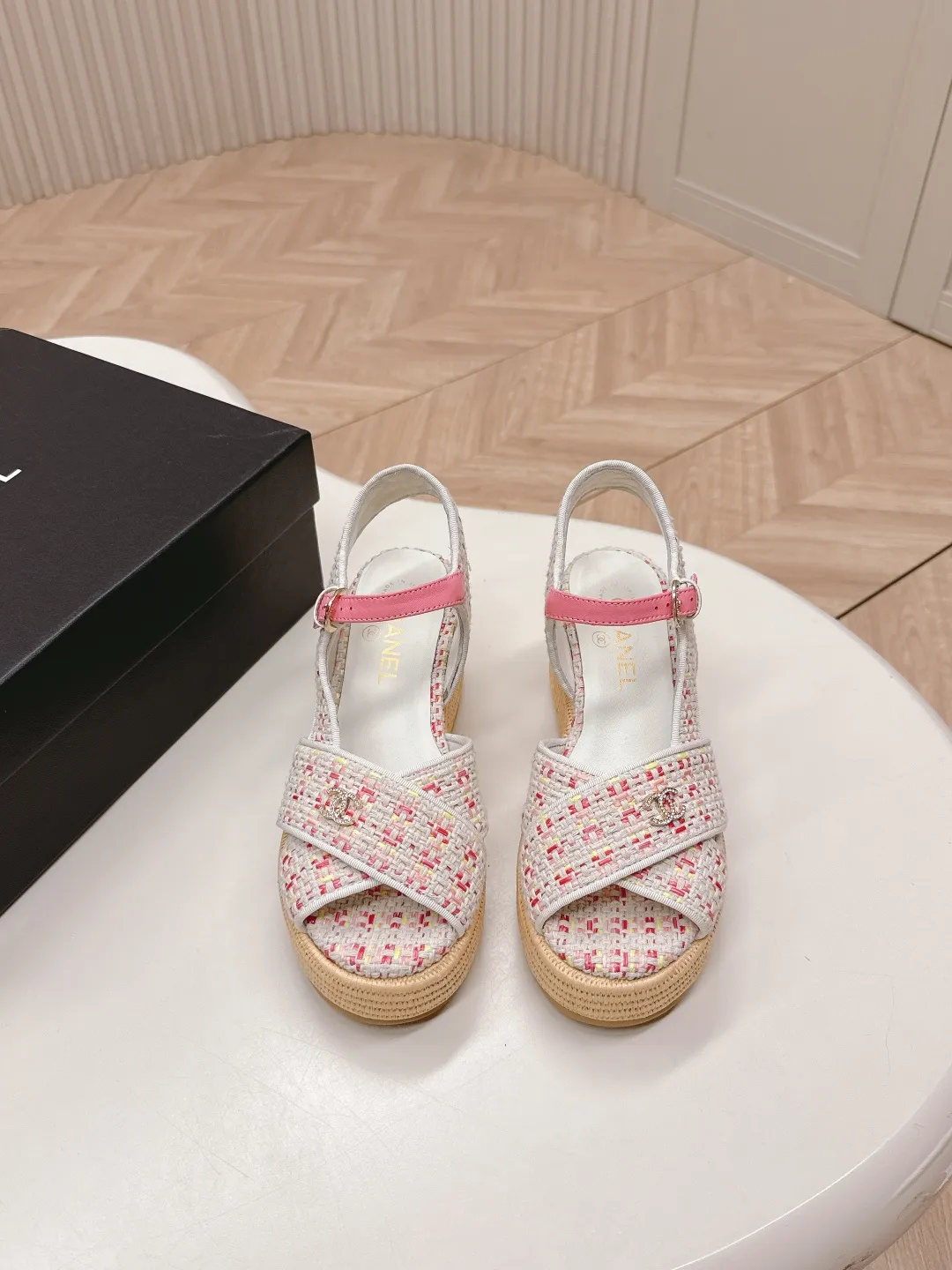 👟👟Ex-factory price 600👟👟 CHANEL Chanel 2025 new sandals and slippers series classic series every style is great rhombus platform sandals and slippers elegant and noble comfortable and versatile upper: sheepskin, woven cloth foot pads: sheepskin sole: rubber outsole size: 35-40